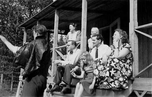 1947 Utanför Sommarstuga.jpg - 1947 ute vid sommarstugan, från vänster Per-Ulf, Knut, Hildur Sjöberg, Per och Sylvia Svedemo med dottern Maj-Lis, i bakgrunden Ida Berg. 